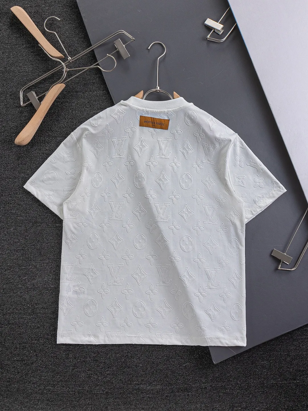 🅿️210 Louis Vuitton Louis Vuitton 1V Lujia slightly wide version S-XL LV25SS new product counter is available at the same time, clover presbyopia letters all over the jacquard large logo letters 🪡 embroidered round neck short-sleeved T-shirt, the same style for men and women! Synchronized with the official website, pure cotton fabrics at the counter! It is close to the skin and comfortable, durable and easy to wear. It has a classic and simple logo design and meticulous original craftsmanship. Short-sleeves, a must-have item for men, are not the same as the general public, but must be unique and eye-catching. This LV short-sleeve is all about quality, comfort, the same shape and fashion as always, including the fabric and cutting process. All efforts have been made! 320 grams of washed pure cotton fabric, pure cotton is breathable, very refreshing and comfortable for daily wear. The rib knitting on the neckline is smooth and tight, and the neckline will not be skewed if you toss it at will. The loose version, you will find that it looks really good on the upper body. The overall is minimalist and neat, super versatile for daily use! Pair it casually with a pair of pants for a youthful look. A T-shirt will make your outfit crazy. It is a fashionable item that can never go wrong! Black, white, size: S-XL Size chart: S: Shoulder width 50-Bust 54-Length 70 M: Shoulder width 52-Bust 56.5-Length 72 L: Shoulder width 54-Bust 59-Length 74 XL: Shoulder width 56-Bust 61.5-Length 76